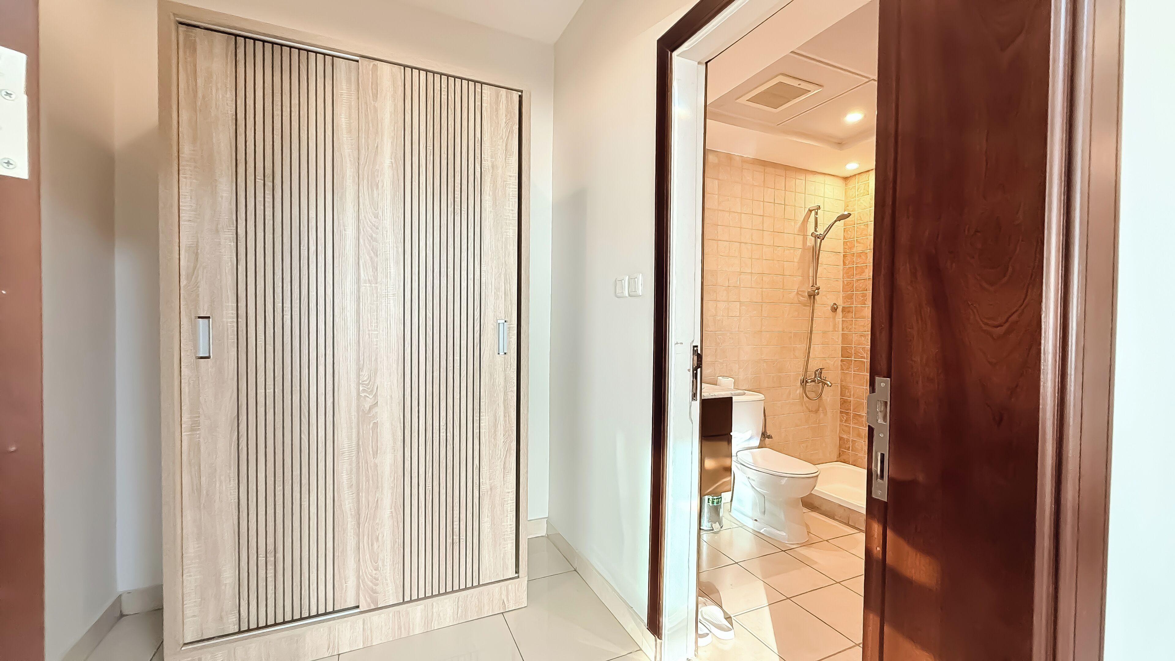 Executive Suite, 3 Bedrooms | Bathroom | Slippers