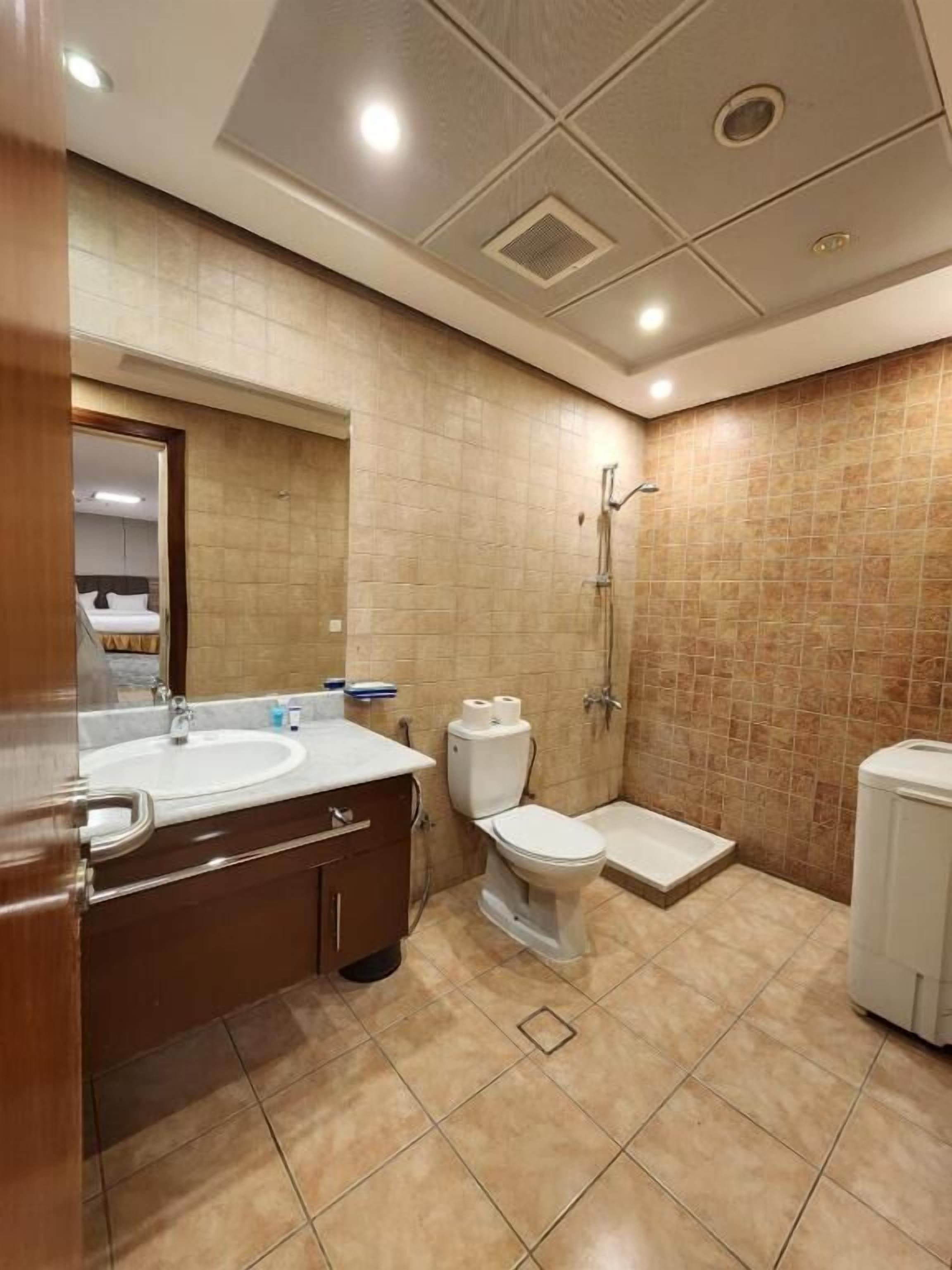 Deluxe-Apartment, 1 King-Bett | Badezimmer | Hausschuhe