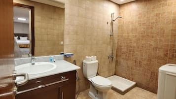 Deluxe-Apartment, 1 King-Bett | Badezimmer | Hausschuhe