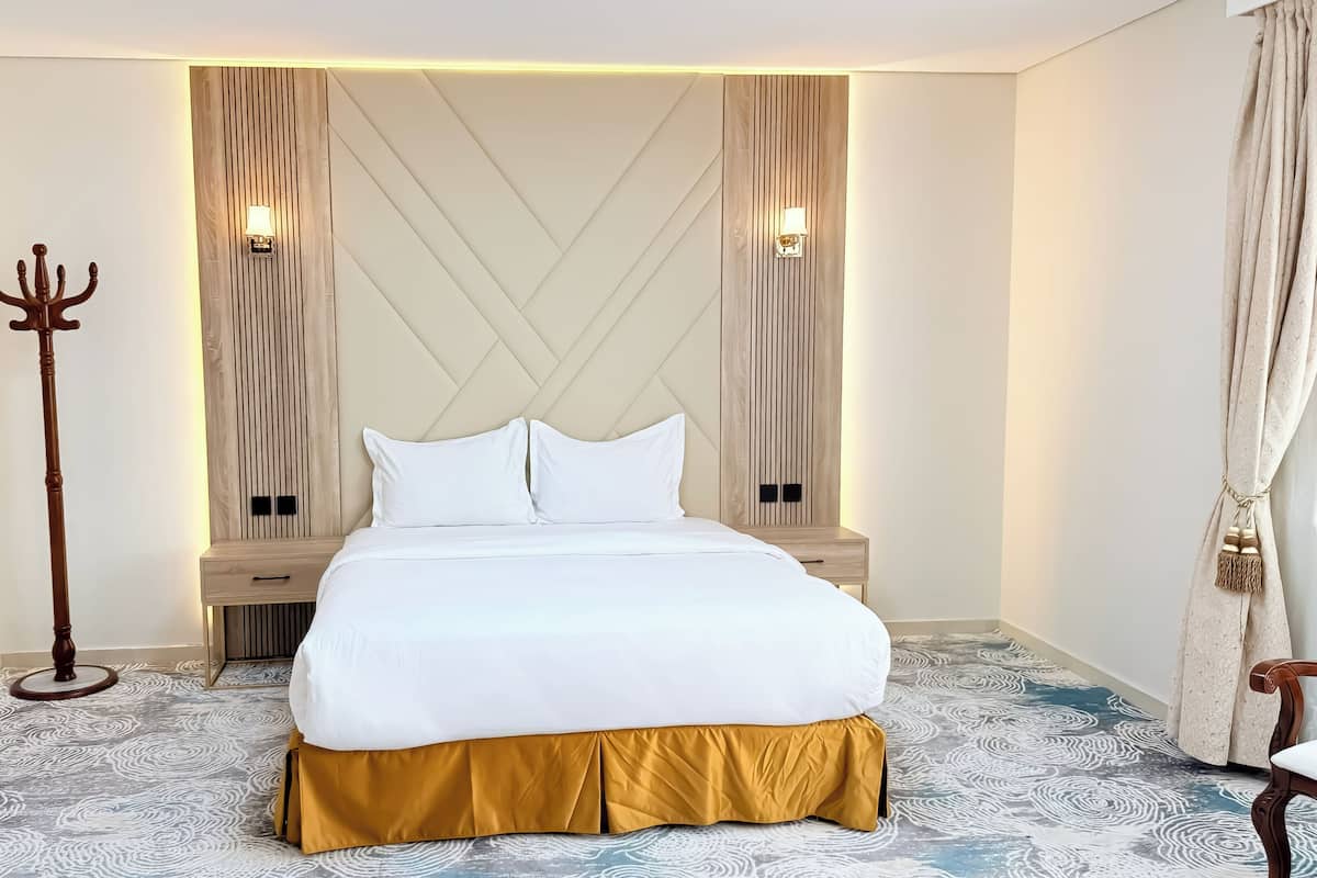 In-room safe, soundproofing, iron/ironing board, free WiFi