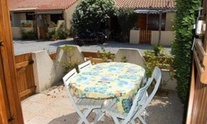 Outdoor dining - Villa by Lake With Terrace in Occitanie (Leucate)