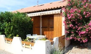 Outdoor dining - Villa by Lake With Terrace in Occitanie (Leucate)
