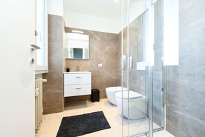 Shower, hair dryer, bidet, towels - Desenzanoloft Garda Golden Sunrise (Desenzano del Garda)