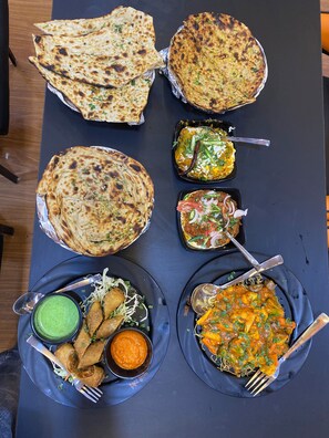 Se sirven desayunos, almuerzos y cenas; cocina india