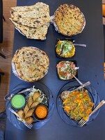 供应早餐、午餐和晚餐，印度菜