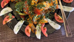 Une assiette de nourriture contenant divers légumes et une fourchette.