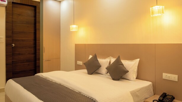 Ein modernes Schlafzimmer mit Bett, Nachttisch und Deckenventilator.