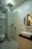 Deluxe Double Room | Bathroom | Shower, towels, soap, shampoo