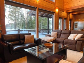 Deluxe-huvila, järvinäköala | Olohuone | Älytelevisio, takka, lämmitetyt lattiat