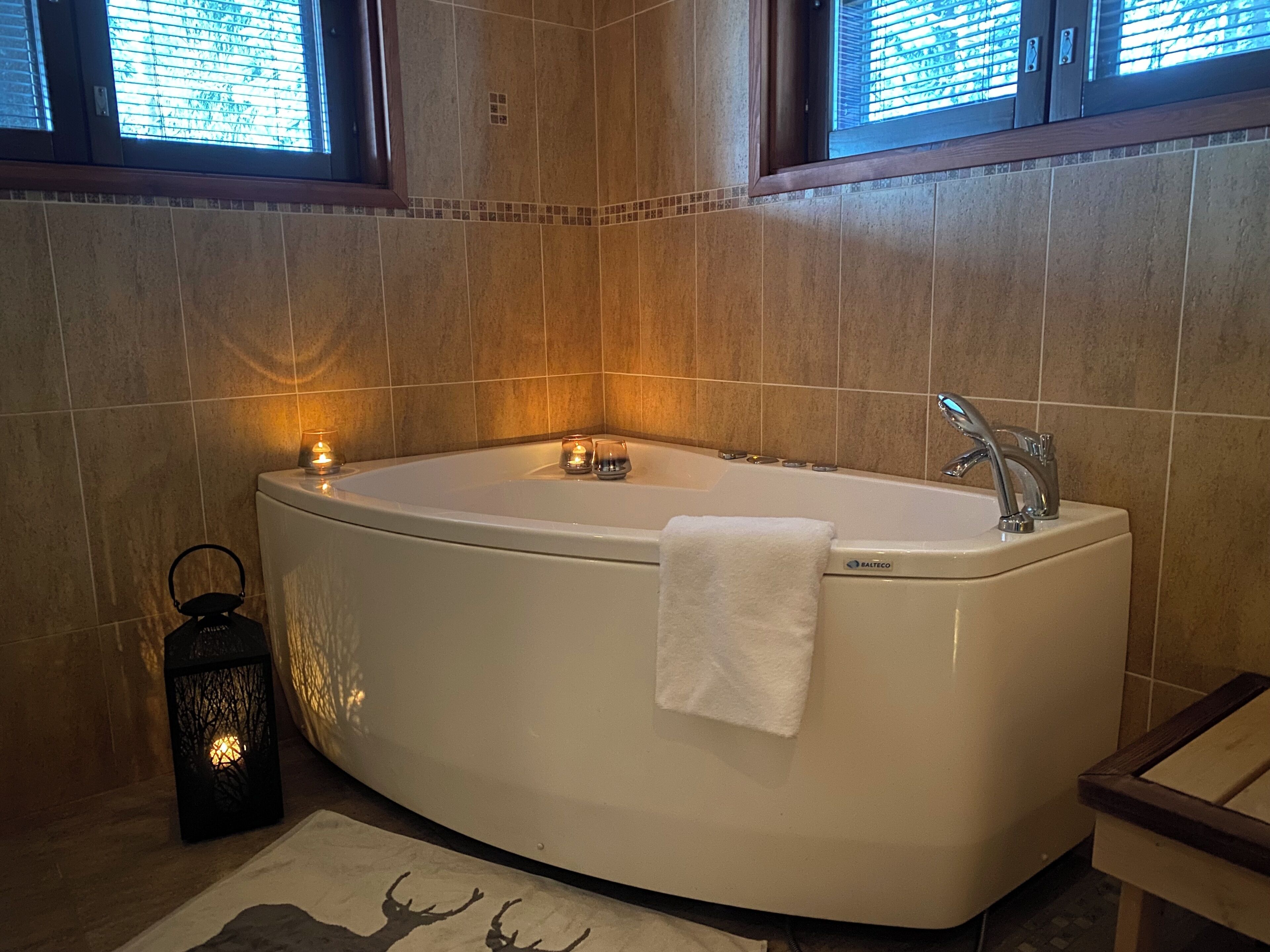 Deluxe-huvila, järvinäköala | Kylpyhuone | Erillinen kylpyamme ja suihku, poreamme, hierova suihkupää