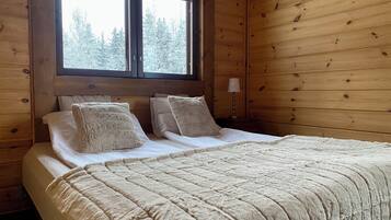 بديكورات فريدة لكل غرفة وطراز فريد لكل وحدة وستائر تعتيم ومكواة/لوح كي