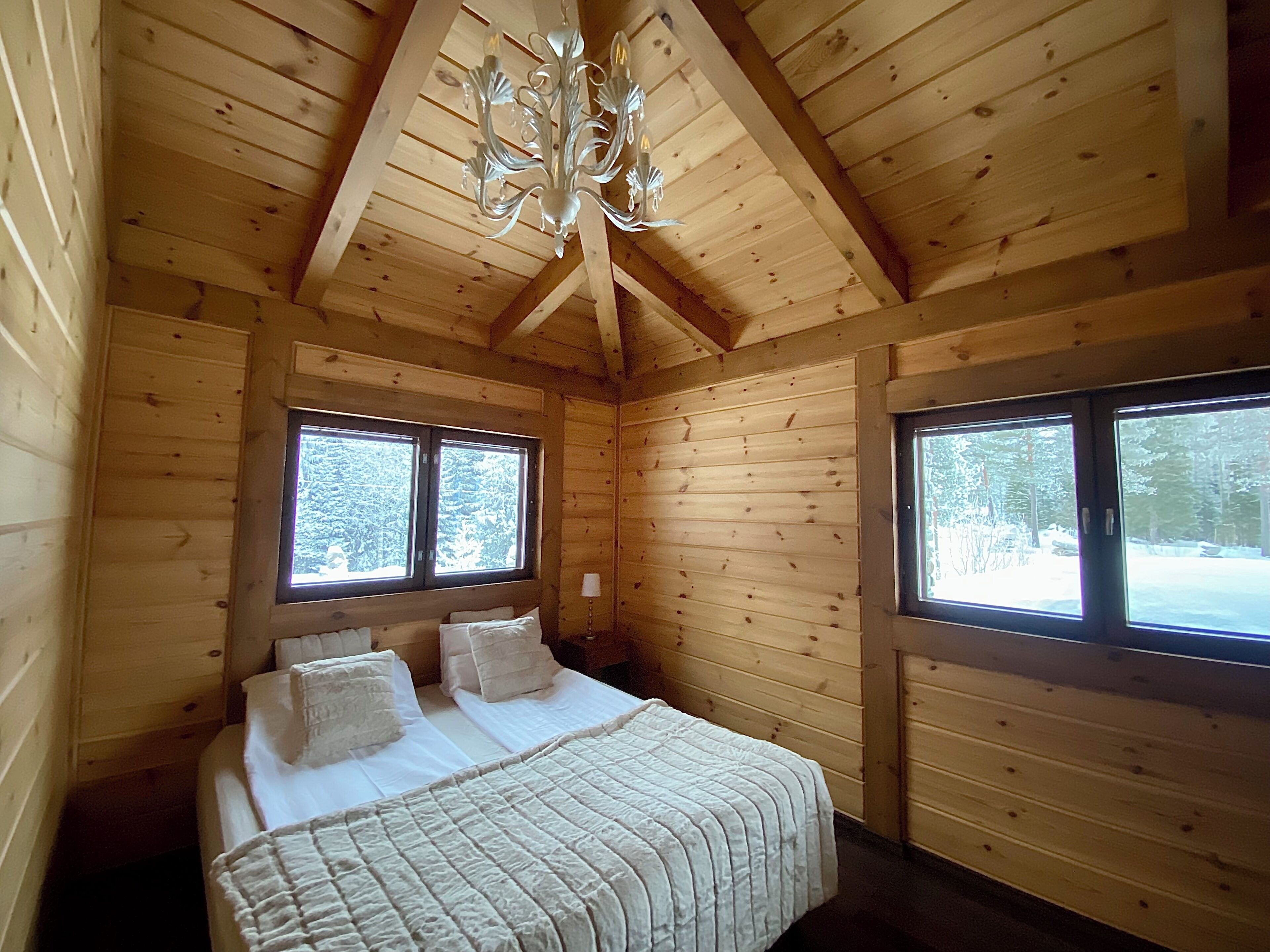 Deluxe-huvila, järvinäköala | Yksilöllisesti sisustettu, yksilöllisesti kalustettu, pimennysverhot