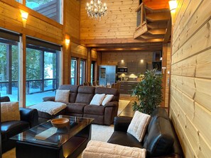 Villa Deluxe, vista al lago | Área de sala de estar | Smart TV de 65 pulgadas con canales por cable y chimenea 