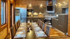 Vila Deluks, pemandangan danau | Dapur pribadi | Lemari es besar, microwave, oven, dan mesin pencuci piring