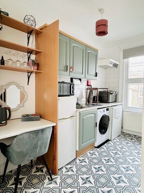 Jääkaappi, mikroaaltouuni, uuni, liesi