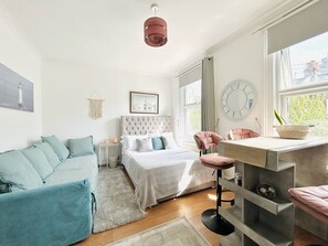 Interior - The Hammersmith River studio- central, cosy and well designed (London)