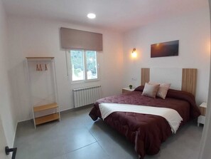 2 slaapkamers, een strijkplank/strijkijzer, internet, beddengoed