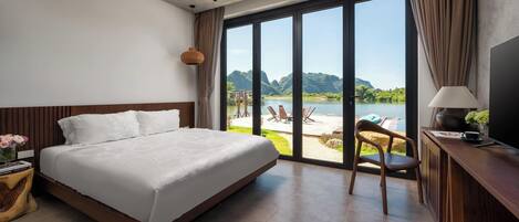 Free minibar, individually decorated, individually furnished, desk