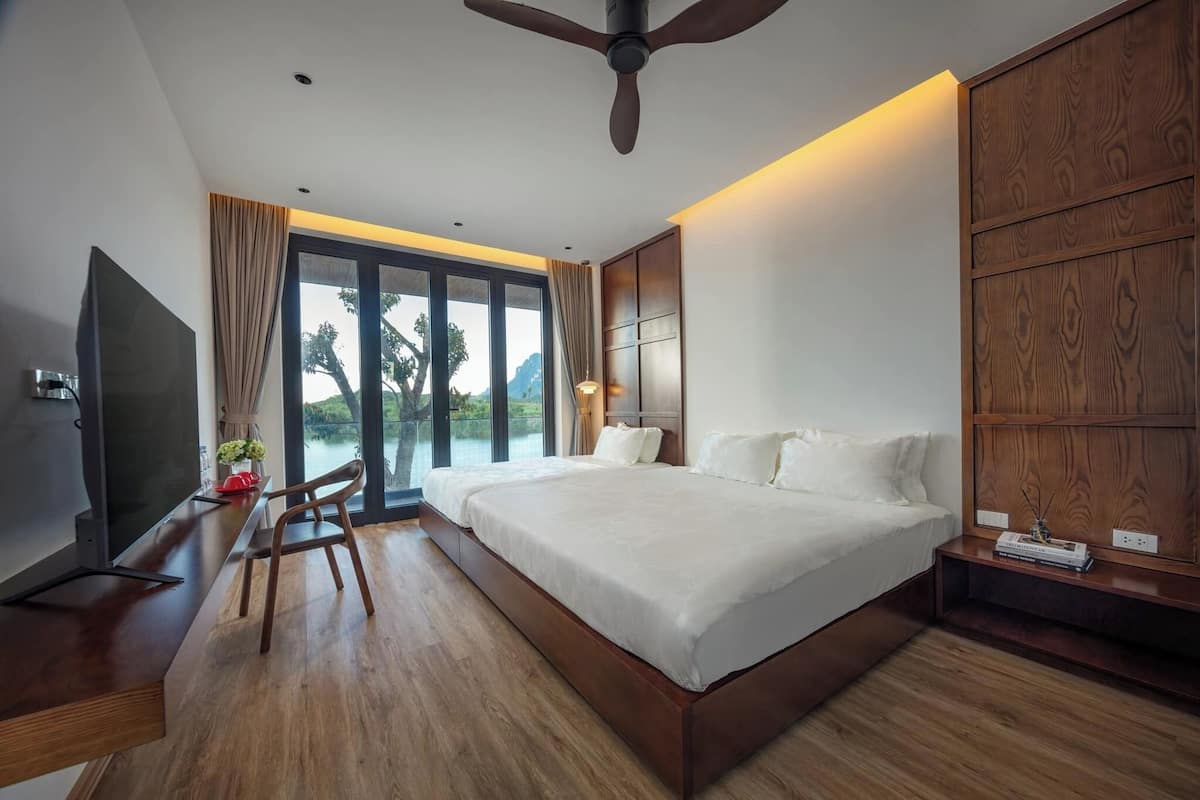 Free minibar, individually decorated, individually furnished, desk