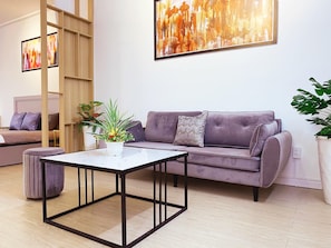 Studio – deluxe | Oppholdsområde | En 50-tommers LCD-TV med kabel-kanaler samt peis og iPad