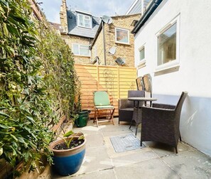 Outdoor dining - The Courtyard Oasis Studio (London)