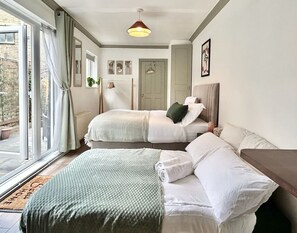 1 bedroom, iron/ironing board, travel cot, free WiFi - The Courtyard Oasis Studio (London)