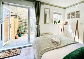1 bedroom, iron/ironing board, travel cot, free WiFi - The terrace garden studio - central and cosy! (London)