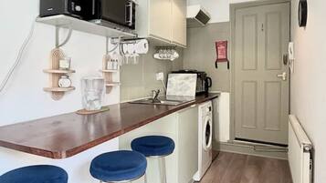 Coffee/tea maker, fridge, microwave, oven