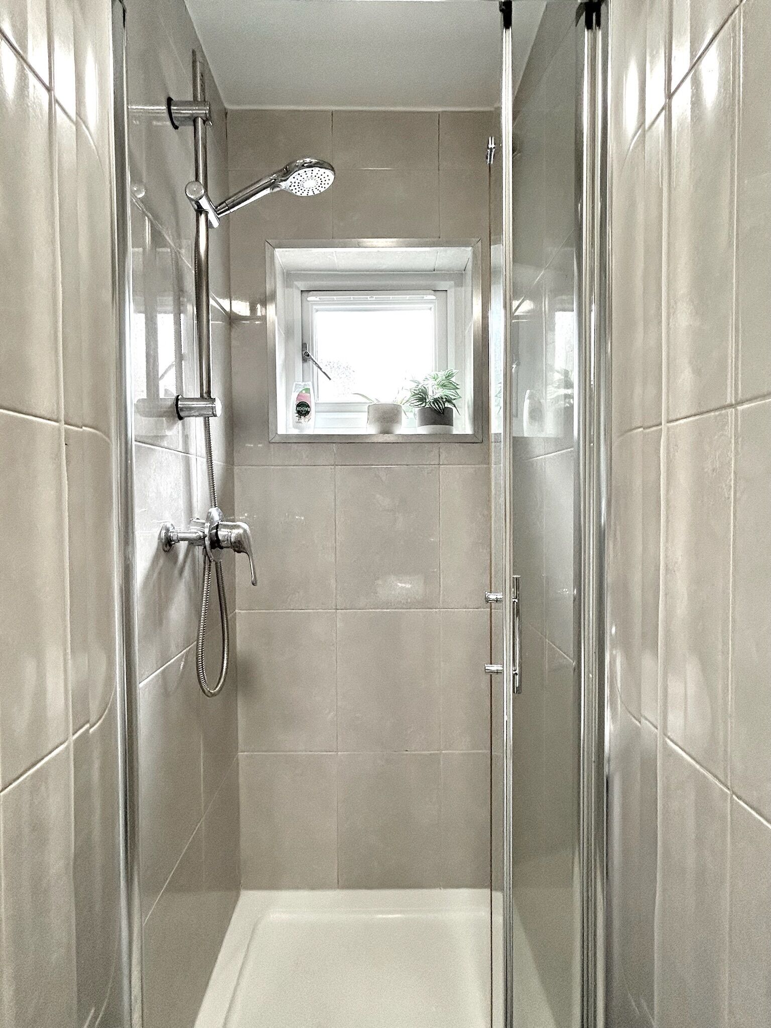 Een douche, een haardroger, handdoeken, zeep
