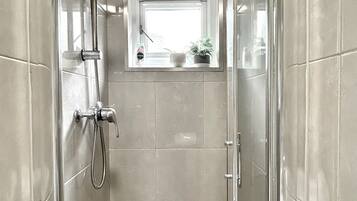 Een douche, een haardroger, handdoeken, zeep