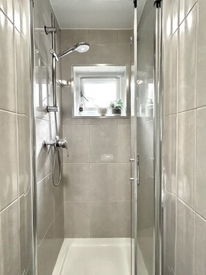 Shower, hair dryer, towels, soap - The terrace garden studio - central and cosy! (London)