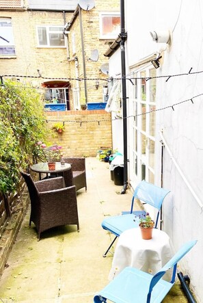 Outdoor dining - The Courtyard Oasis Studio (London)