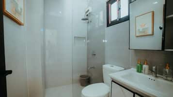 Artículos de tocador gratuitos, jabón, shampoo, papel higiénico