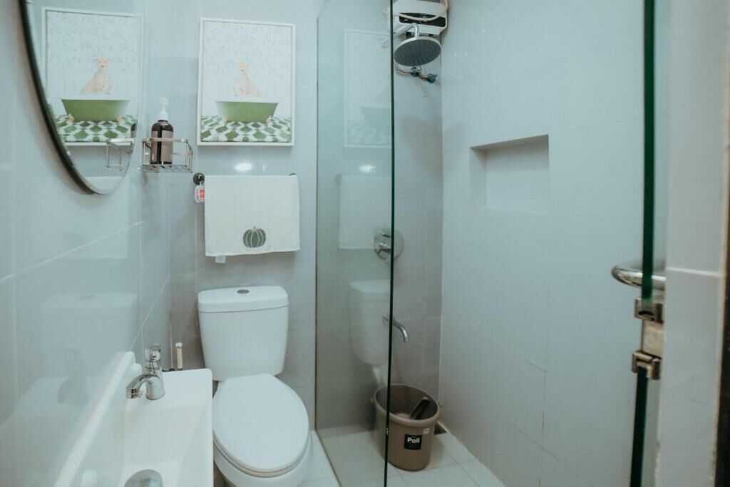 Un baño con inodoro, lavamanos y ducha.
