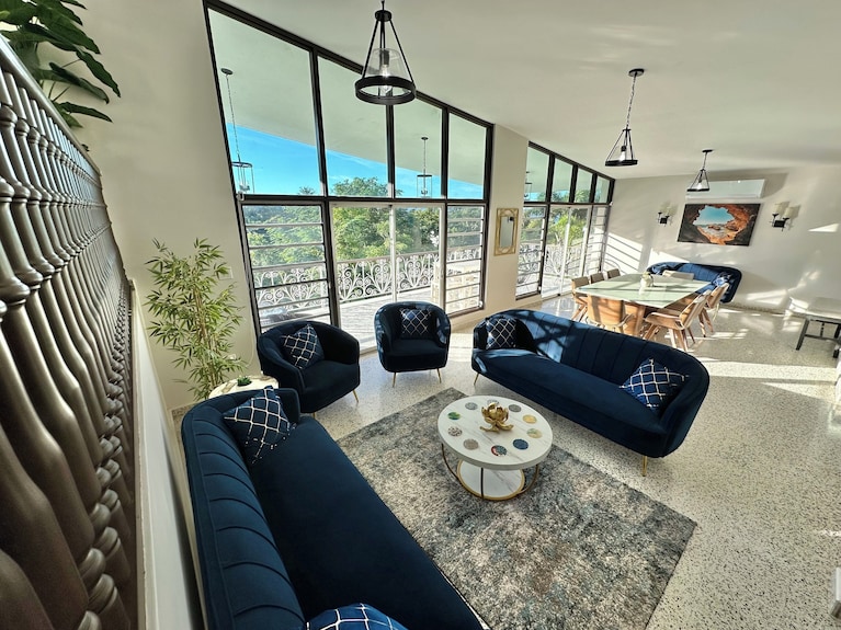 Amplio Chalet Vista Al Mar De 6 Habitaciones Con Aire Acondicionado En Aguadilla - Puerto Rico