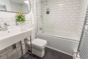 Hair dryer, towels, soap, toilet paper - Montpelier Cove - Seaside Retreat - Super King Bed - Central Location (Brighton and Hove)
