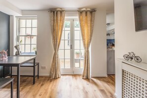 Dining - Montpelier Cove - Seaside Retreat - Super King Bed - Central Location (Brighton and Hove)