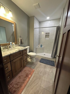 Shower, hair dryer, towels, soap - Beautiful Mountain Home with Amazing views. (Morgan)