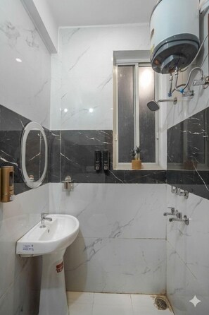 Suihku, ilmaiset hygieniatuotteet, pyyhkeet, saippua