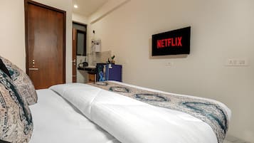 Deluxe Room | Desk, free WiFi