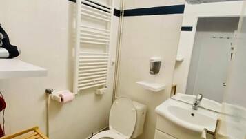 Een douche, handdoeken