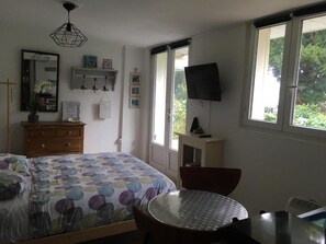 1 bedroom, desk, WiFi, bed sheets - Les Studios de la Côte Roz: Voyageur Solo, (Perros-Guirec)