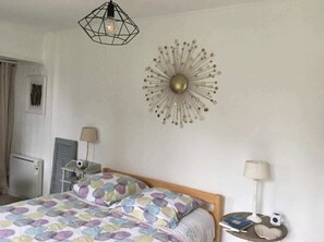 1 slaapkamer, een bureau, wifi, beddengoed
