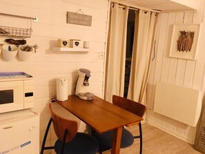 Interior - Les Studios de la Côte Roz: Voyageur Solo, (Perros-Guirec)