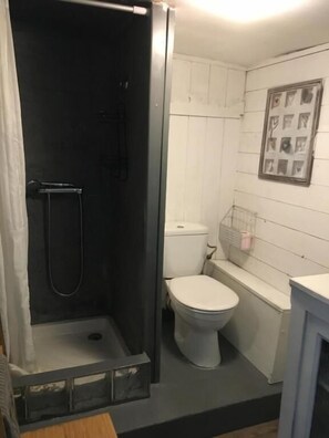 Shower, towels - Les Studios de la Côte Roz: Voyageur Solo, (Perros-Guirec)