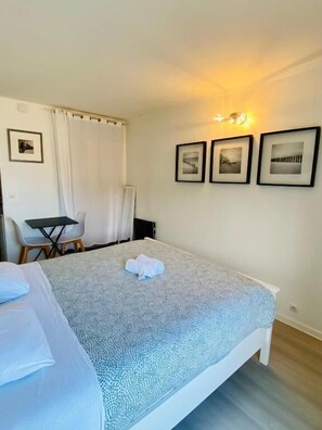 1 bedroom, desk, WiFi, bed sheets