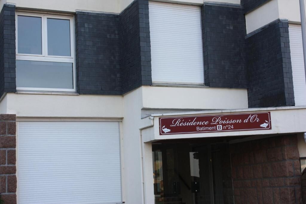 A building with a sign reading "Résidence Poisson d'Or, Bâtiment B n°24".