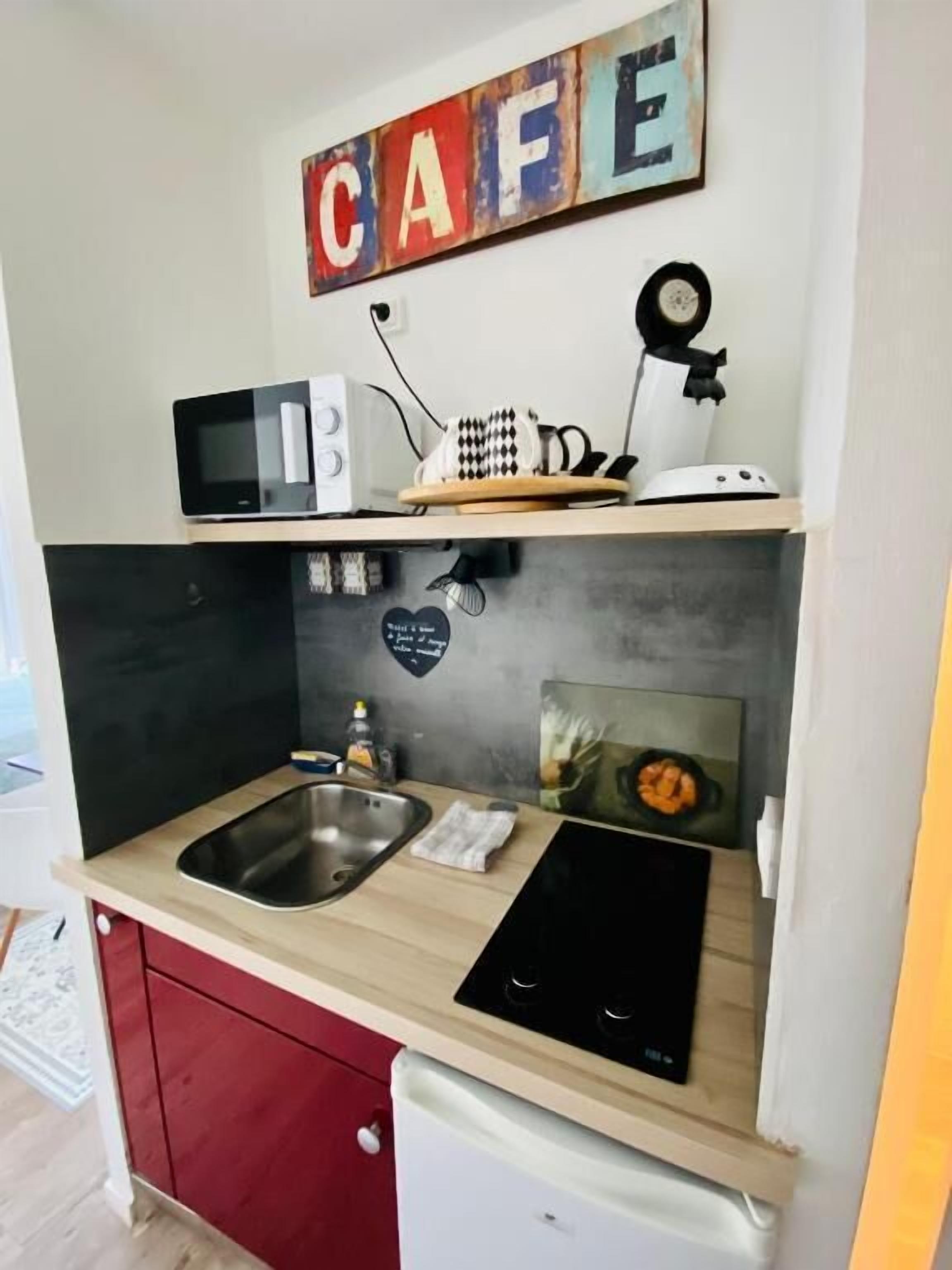 Réfrigérateur, micro-ondes, cafetière/bouilloire