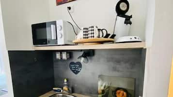 Jääkaappi, mikroaaltouuni, kahvin-/teenkeitin