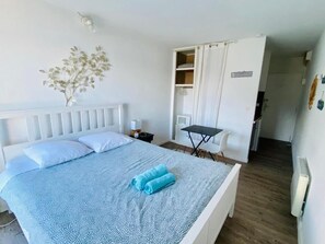 1 bedroom, desk, WiFi, bed sheets - Les Studios de la Côte Roz - Vue Mer - Rivage (Perros-Guirec)